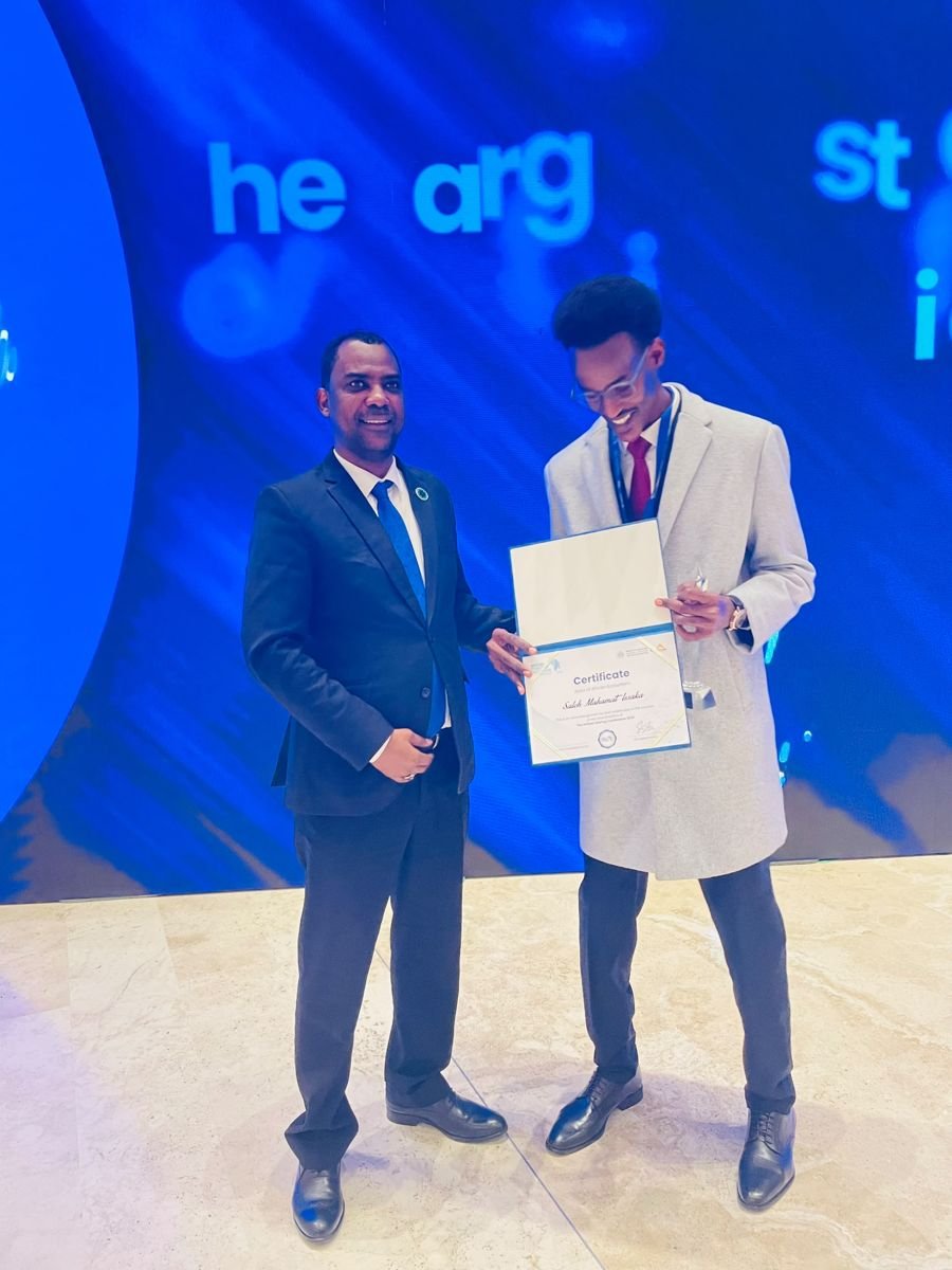 Saleh Mahamat Issaka recevant son certificat à l'African Startup Conference