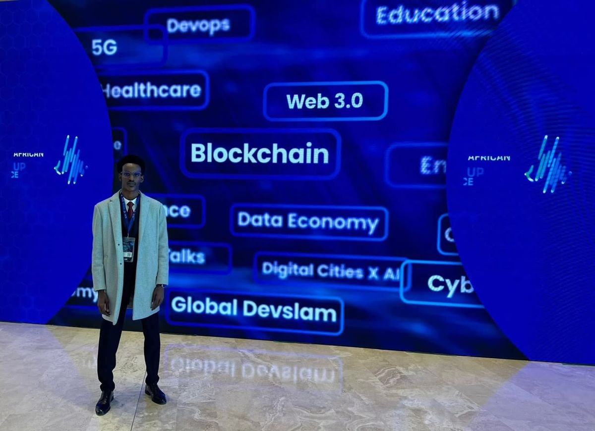 Devant le mur des thématiques de l'African Startup Conference