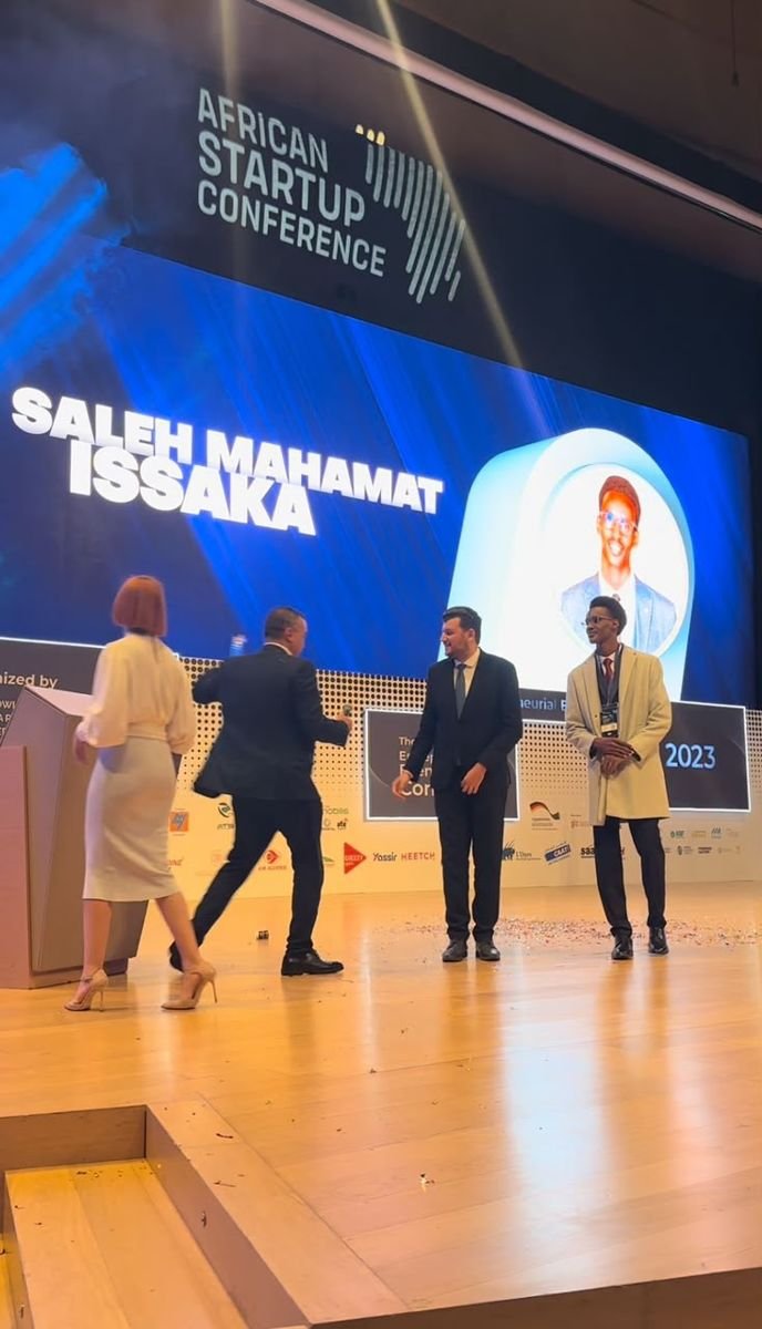 Sur la scène de l'African Startup Conference 2023, son nom à l'écran