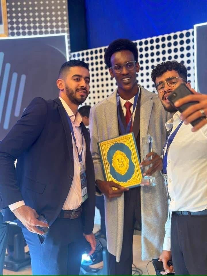 Saleh Mahamat Issaka, trophée en main, entouré de participants