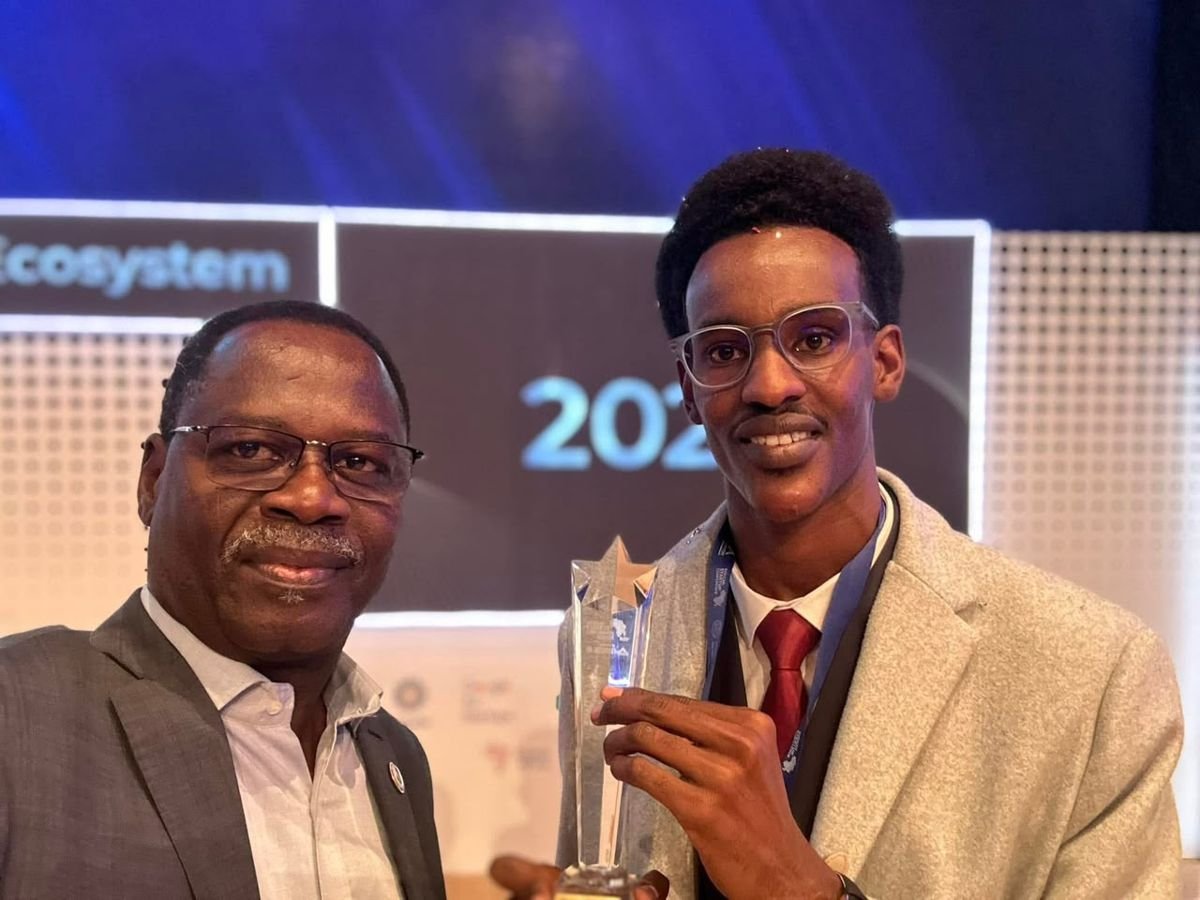 Saleh Mahamat Issaka tenant son trophée de l'African Startup Conference