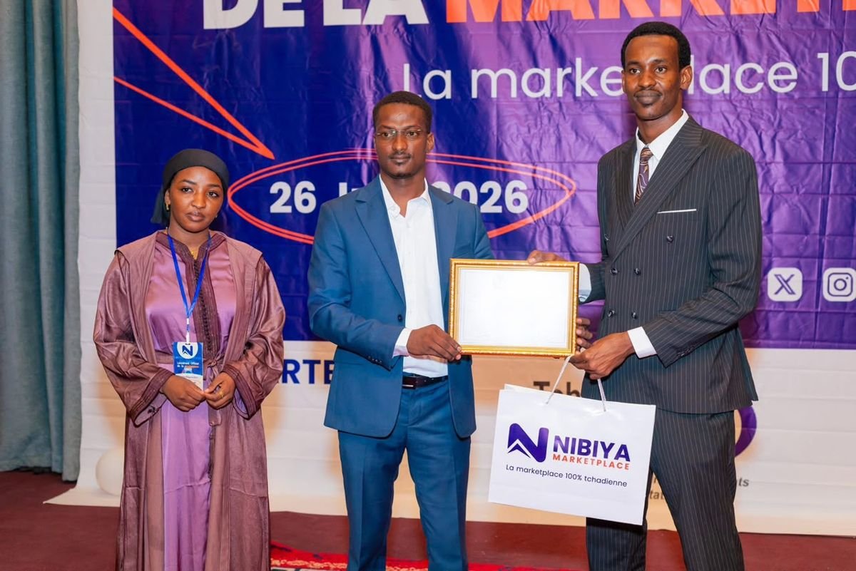 Remise d'un certificat lors du lancement de la marketplace Nibiya
