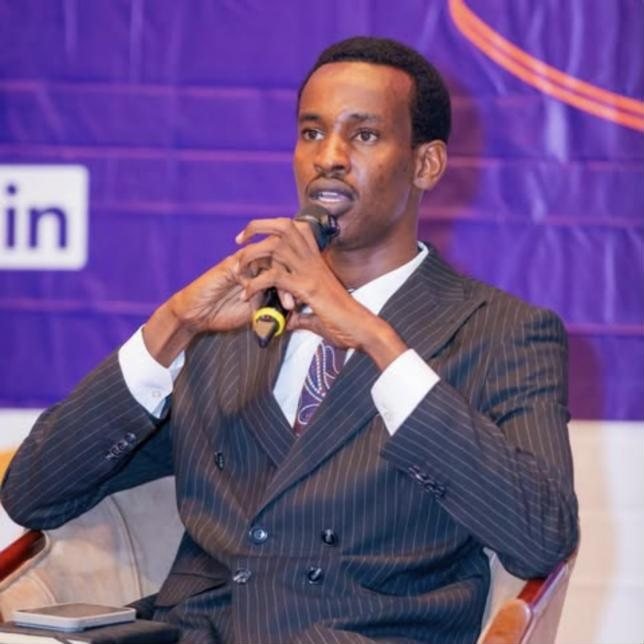Saleh Mahamat Issaka, micro en main, lors d'une table ronde