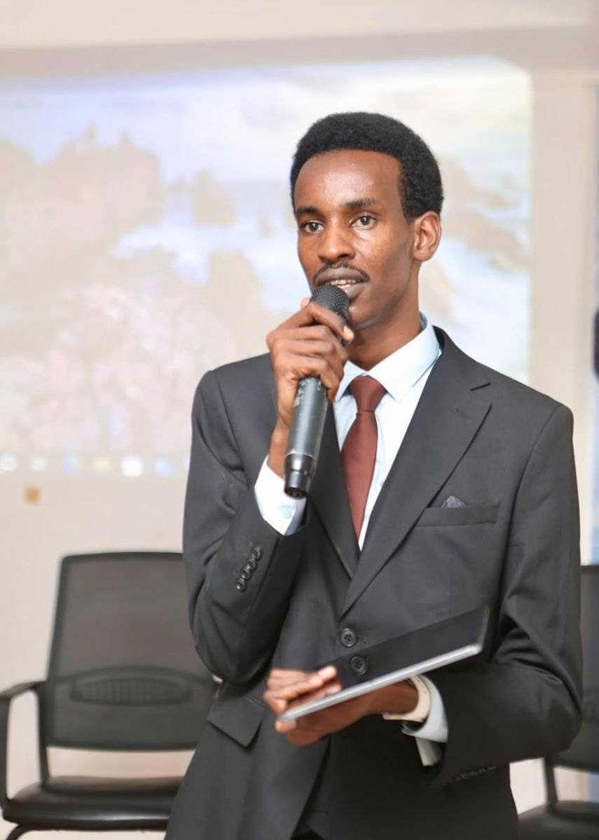 Saleh Mahamat Issaka s'exprimant au micro