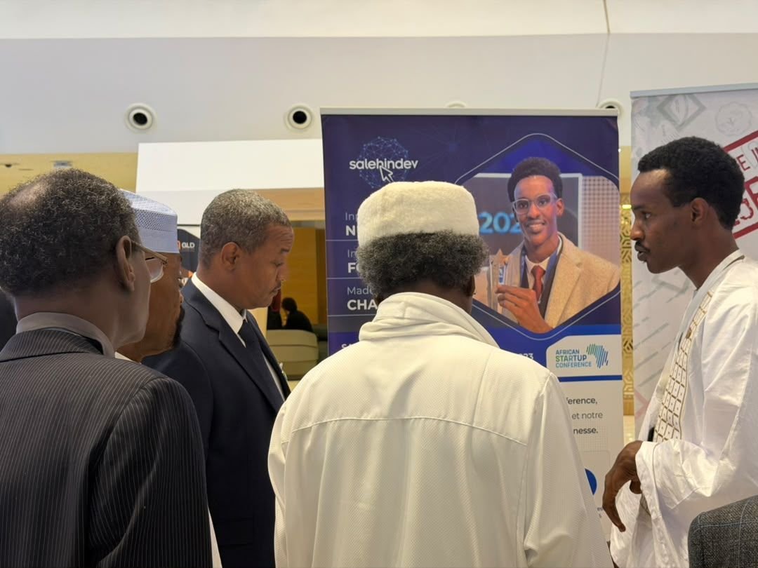 Le stand salehindev présenté à des officiels