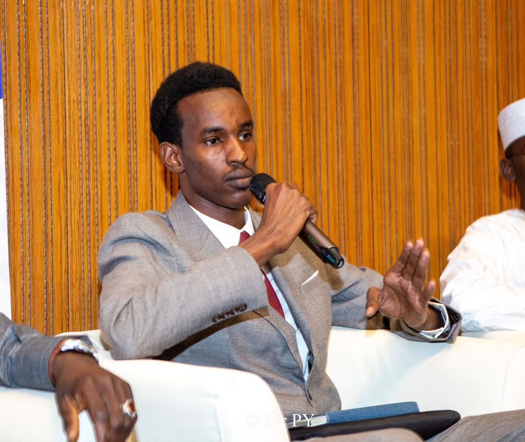Saleh Mahamat Issaka au micro lors d'une table ronde