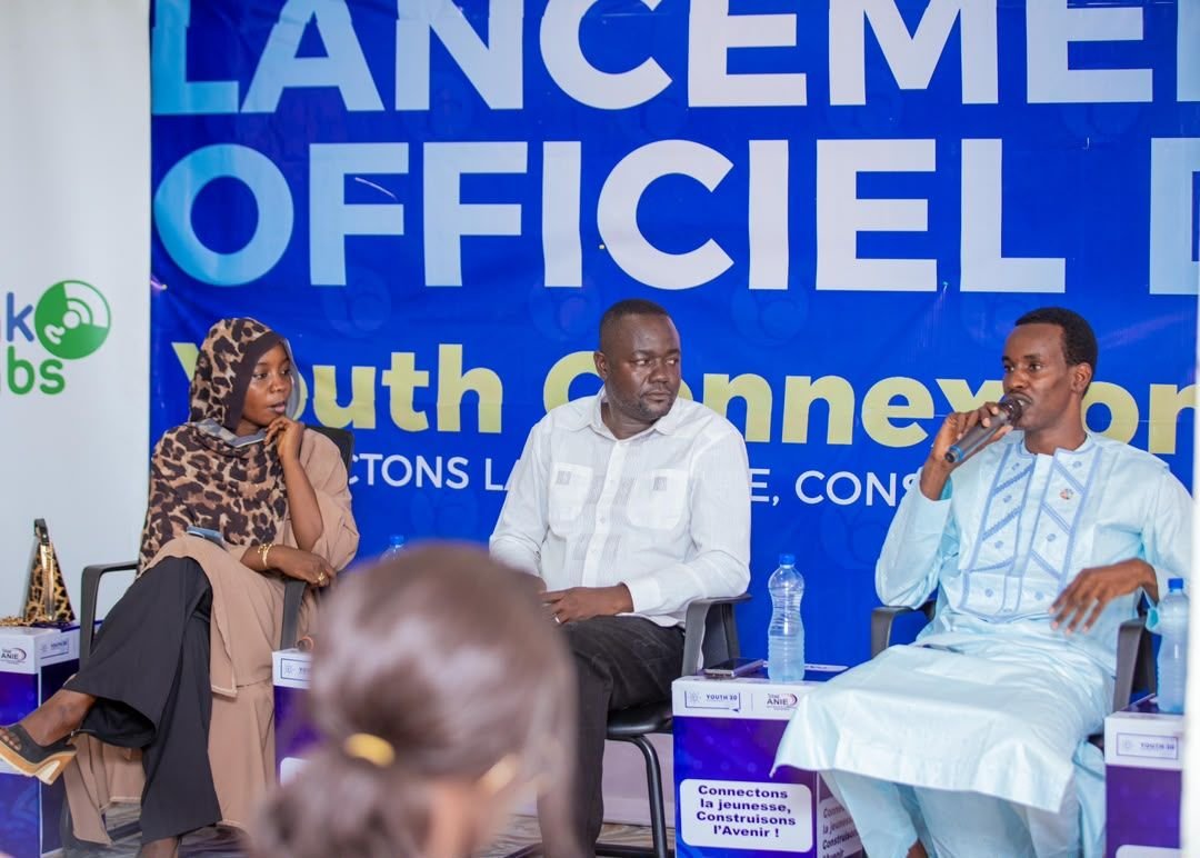 Saleh Mahamat Issaka au micro lors du lancement de Youth Connexion
